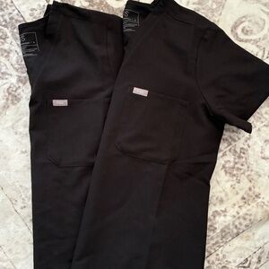 2 Women’s Sz Med Catarina One-Pocket Scrub Top™